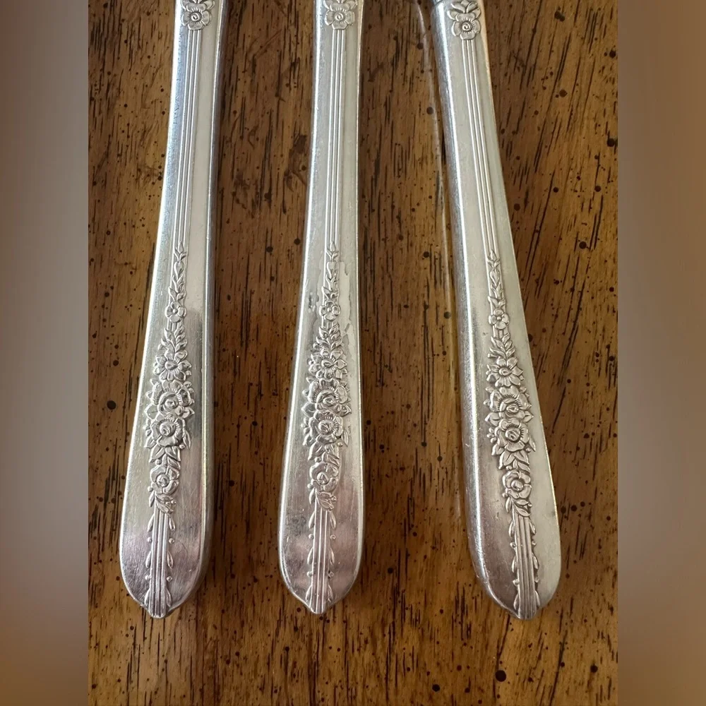 Vintage Nobility, silver plate 1939 Royal Rose Knives set of 6. Preowned